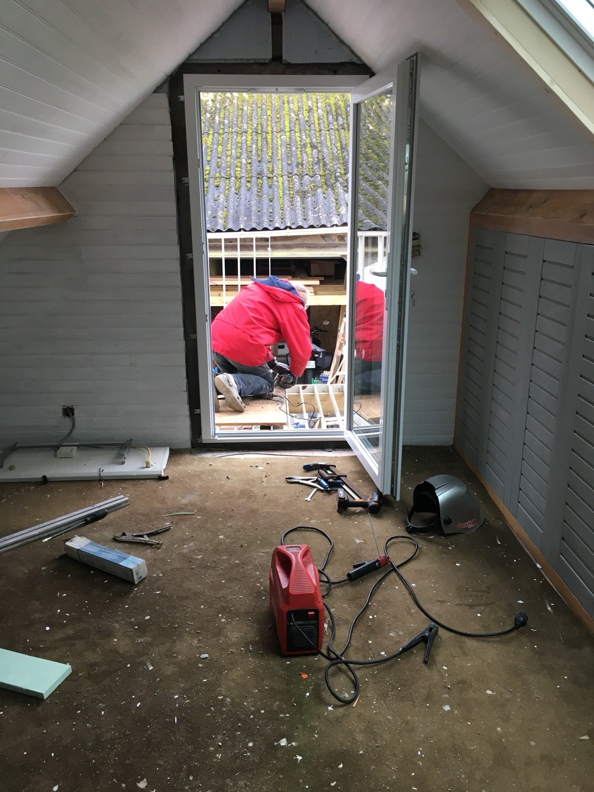 Le vélux et la porte-fenêtre installés