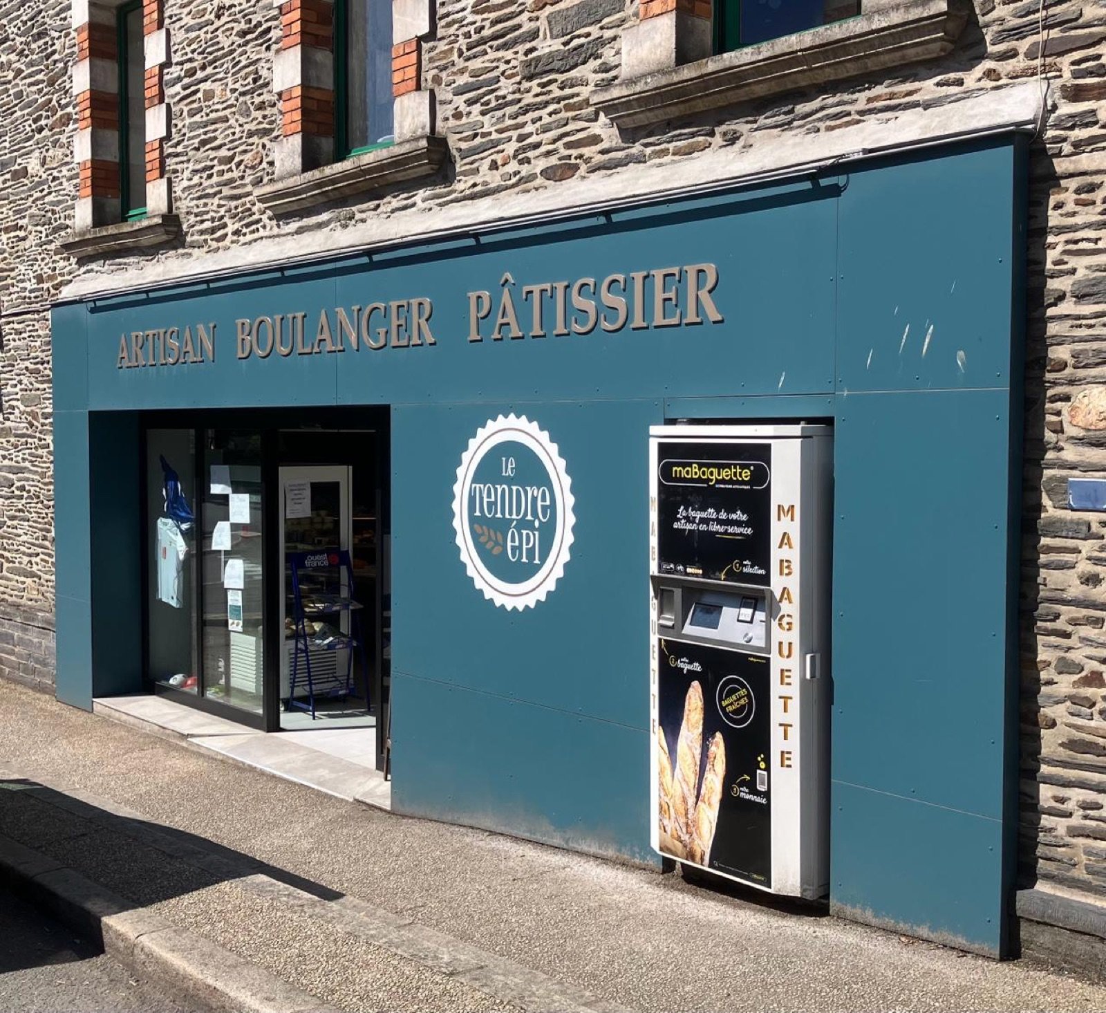Croissants et viennoiseries d'une boulangerie locale