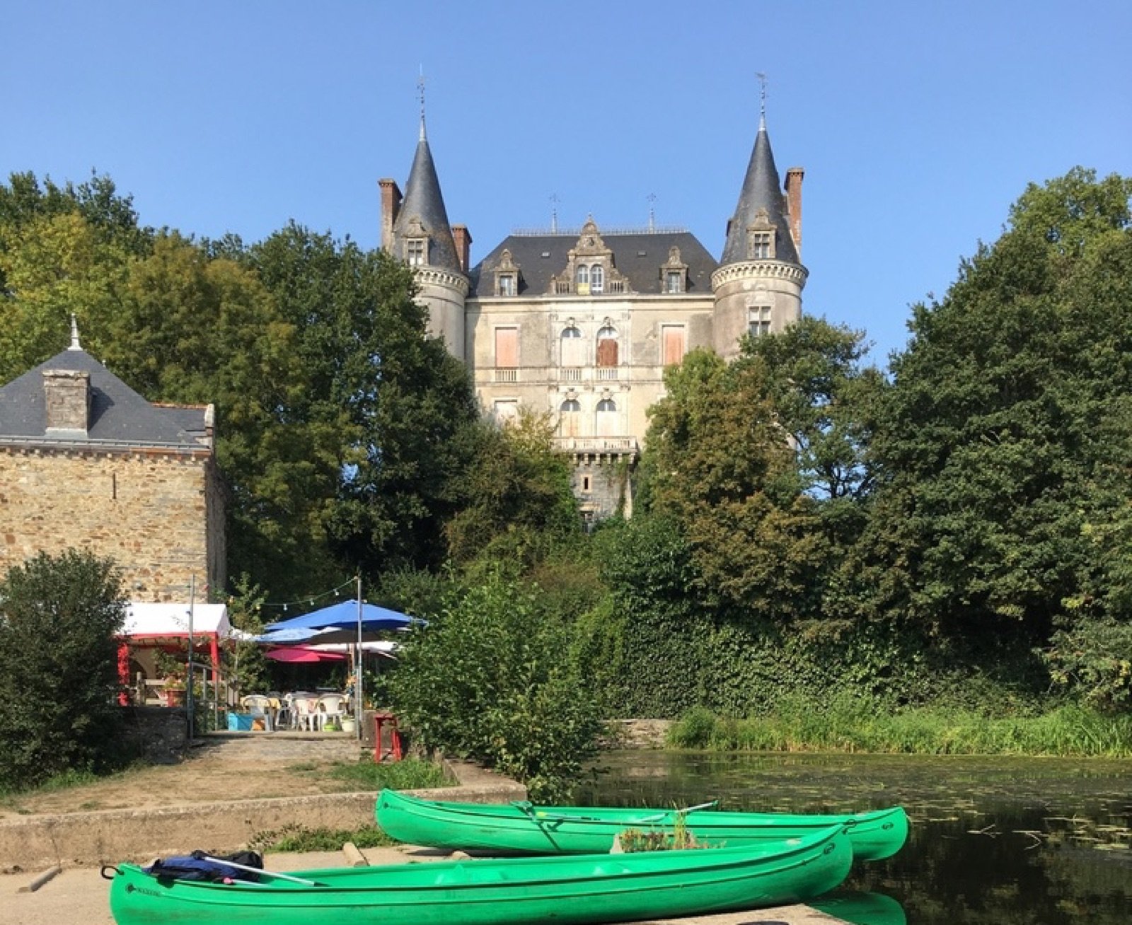Château de Juzet vu depuis les chemins