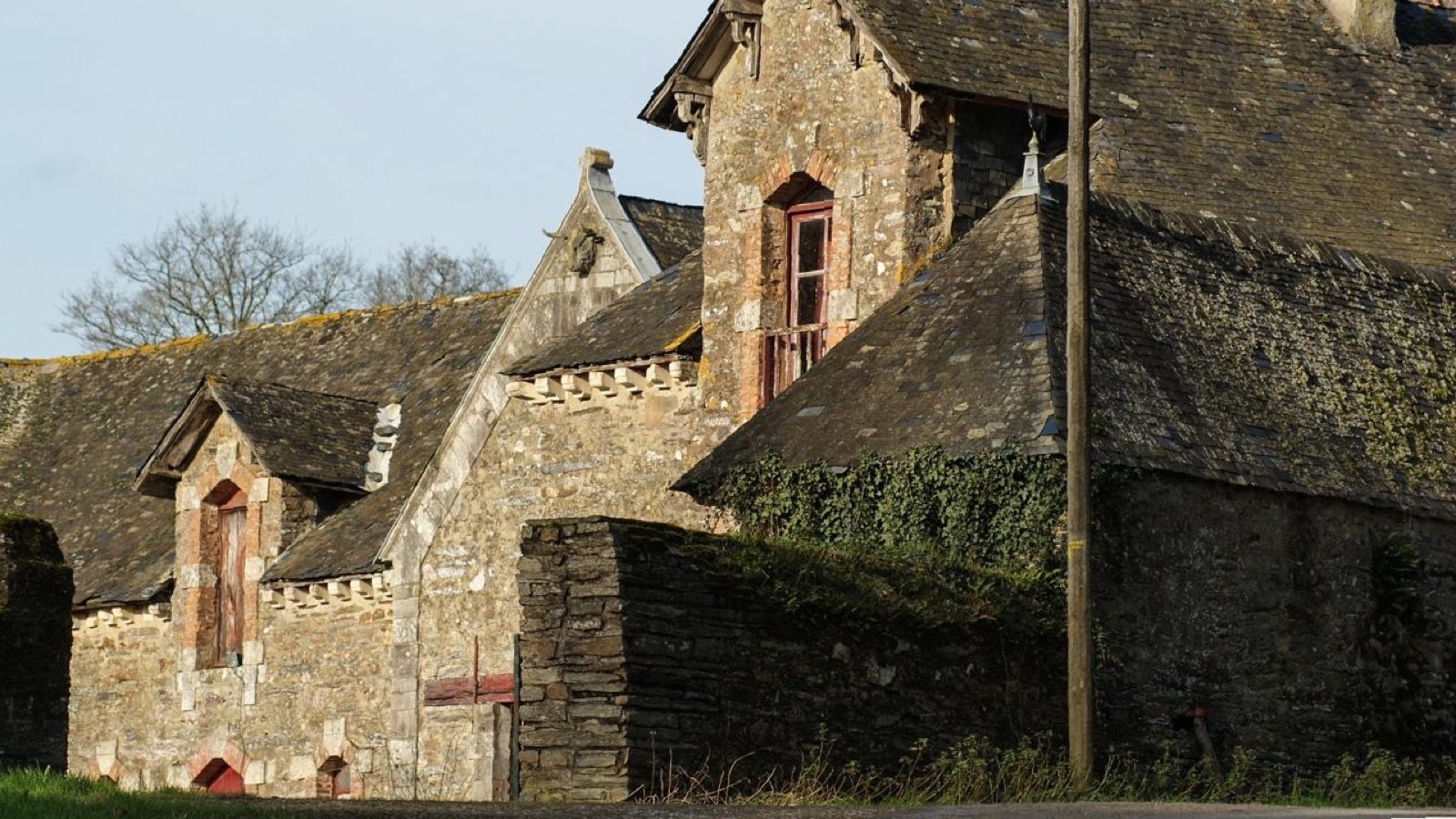 Chemin bocager menant au château de Juzet