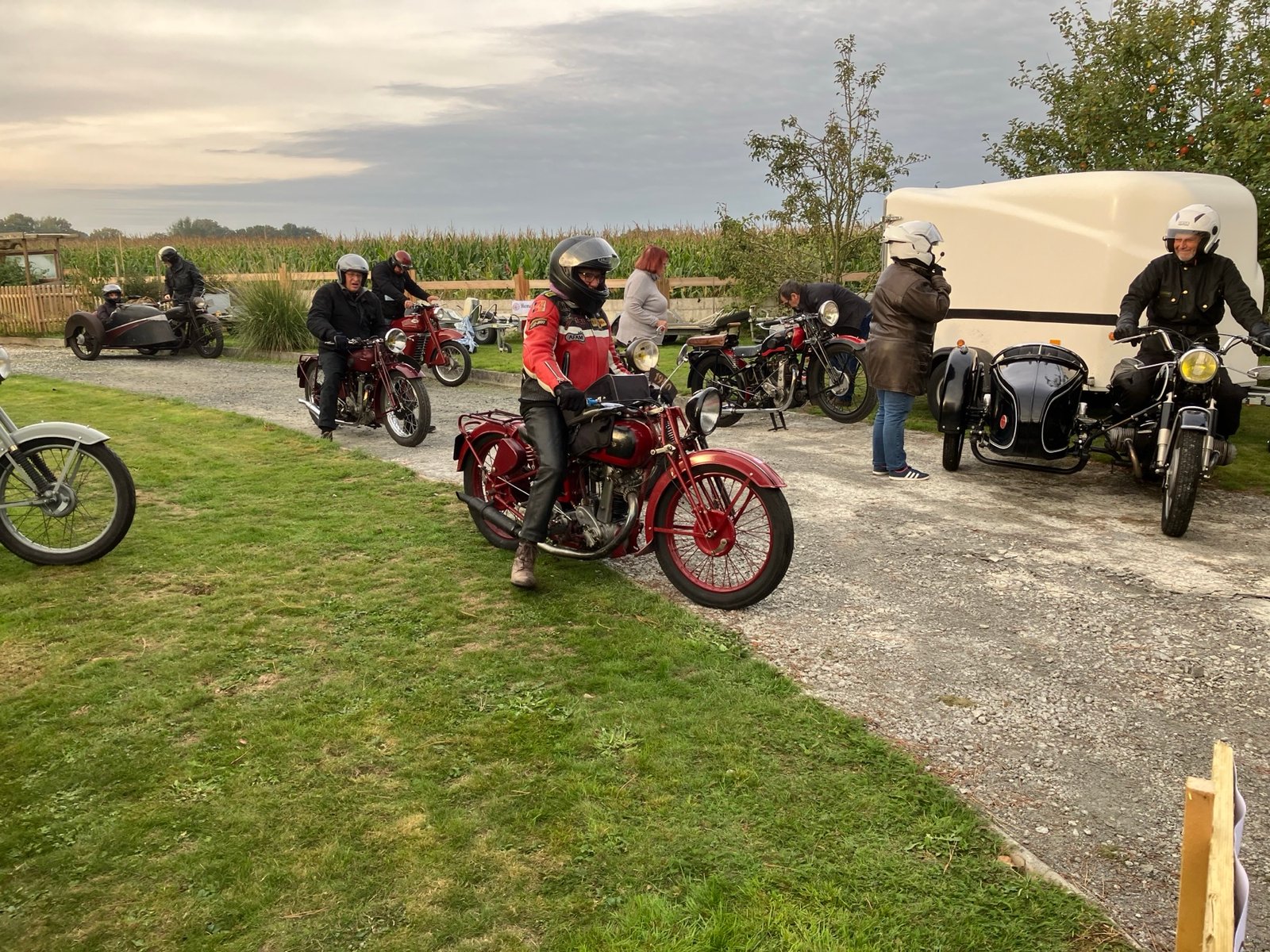 Arrivée du club moto à L'Arbre Émaillé
