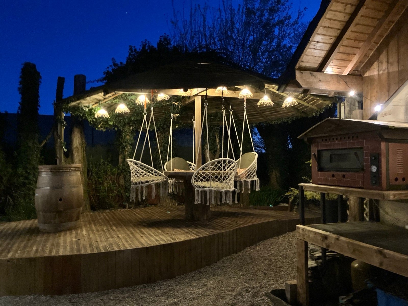 La grande tonnelle éclairée le soir