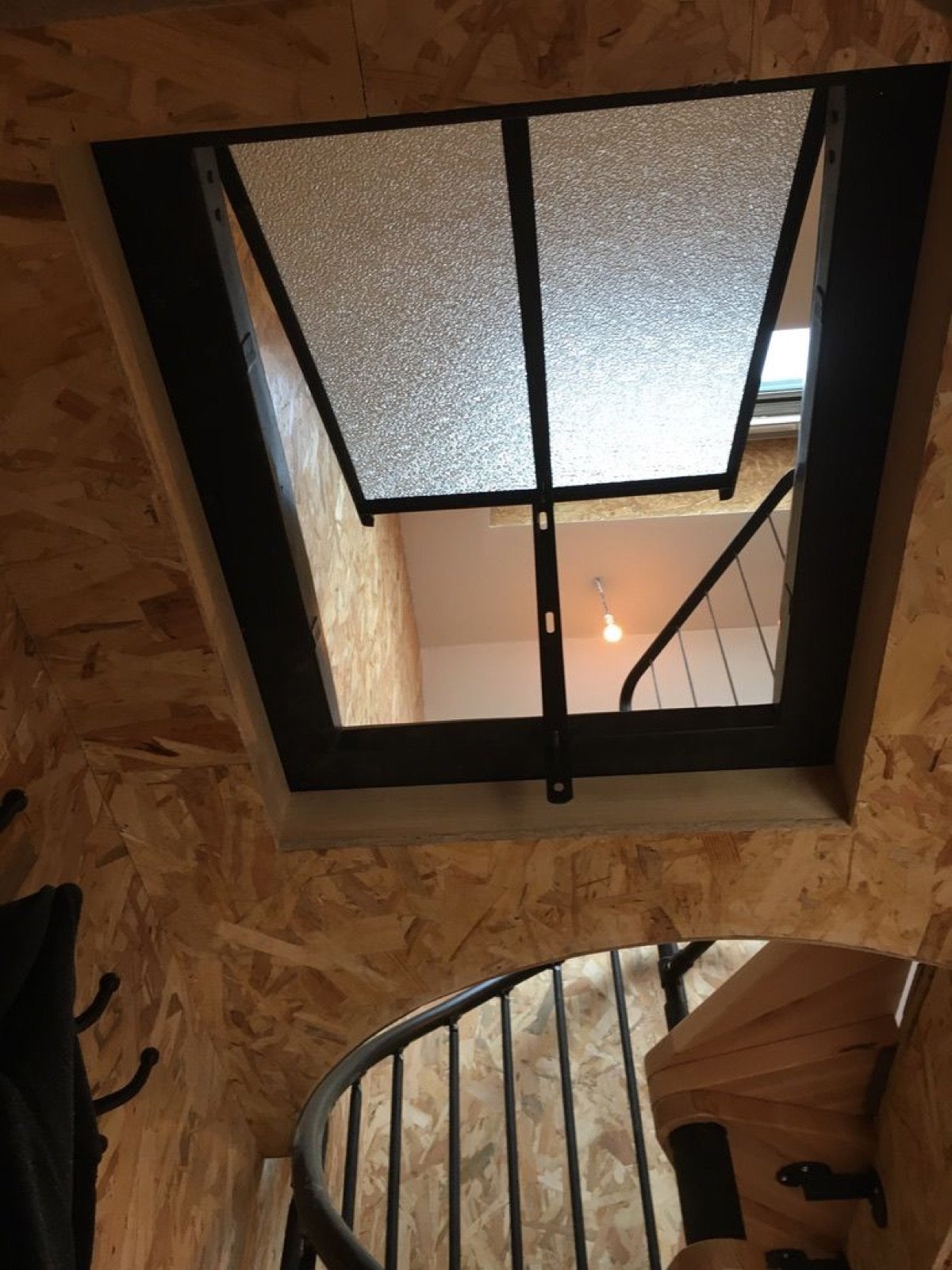 Détail d'un aménagement fait main à L'Arbre Émaillé