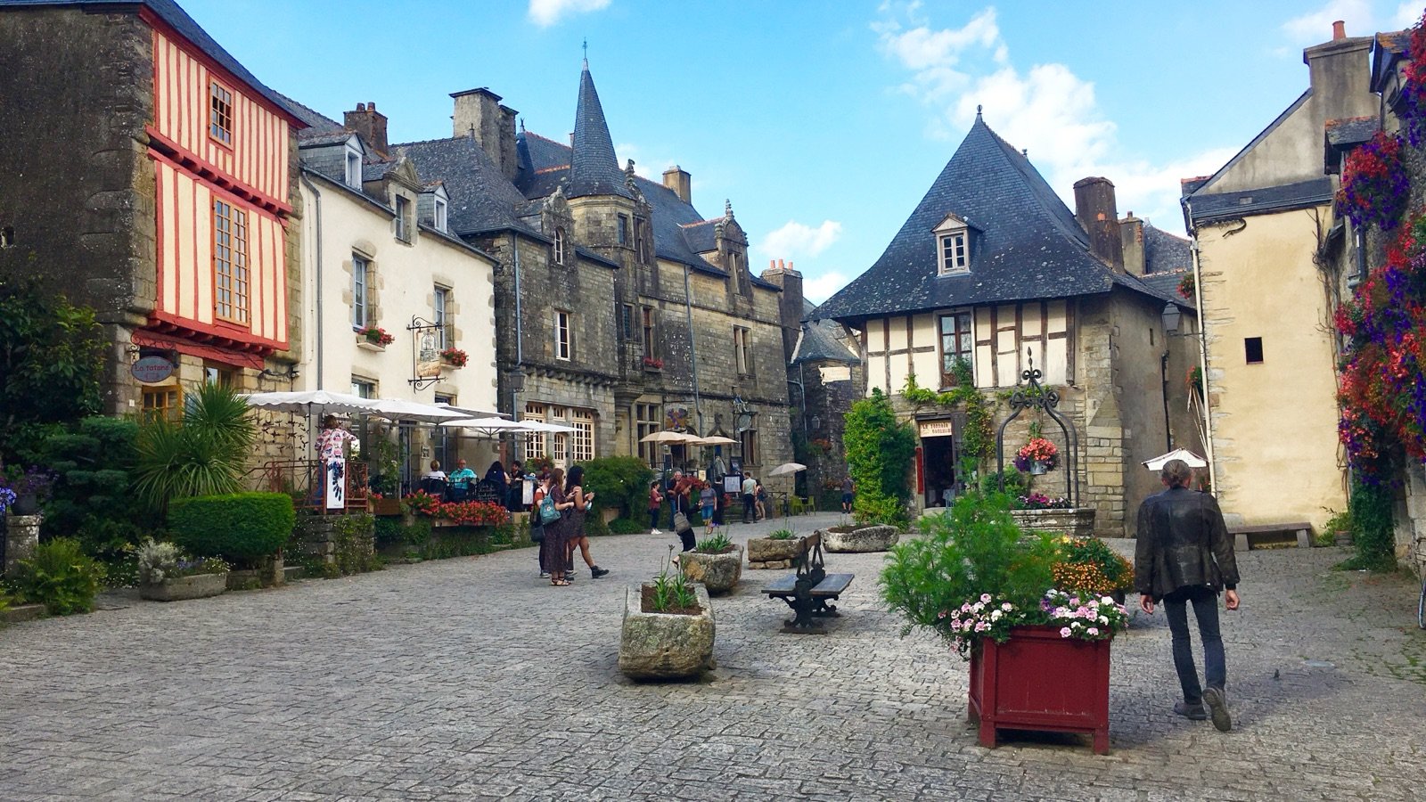 La Gacilly, ses maisons colorées et son pont sur l'Aff
