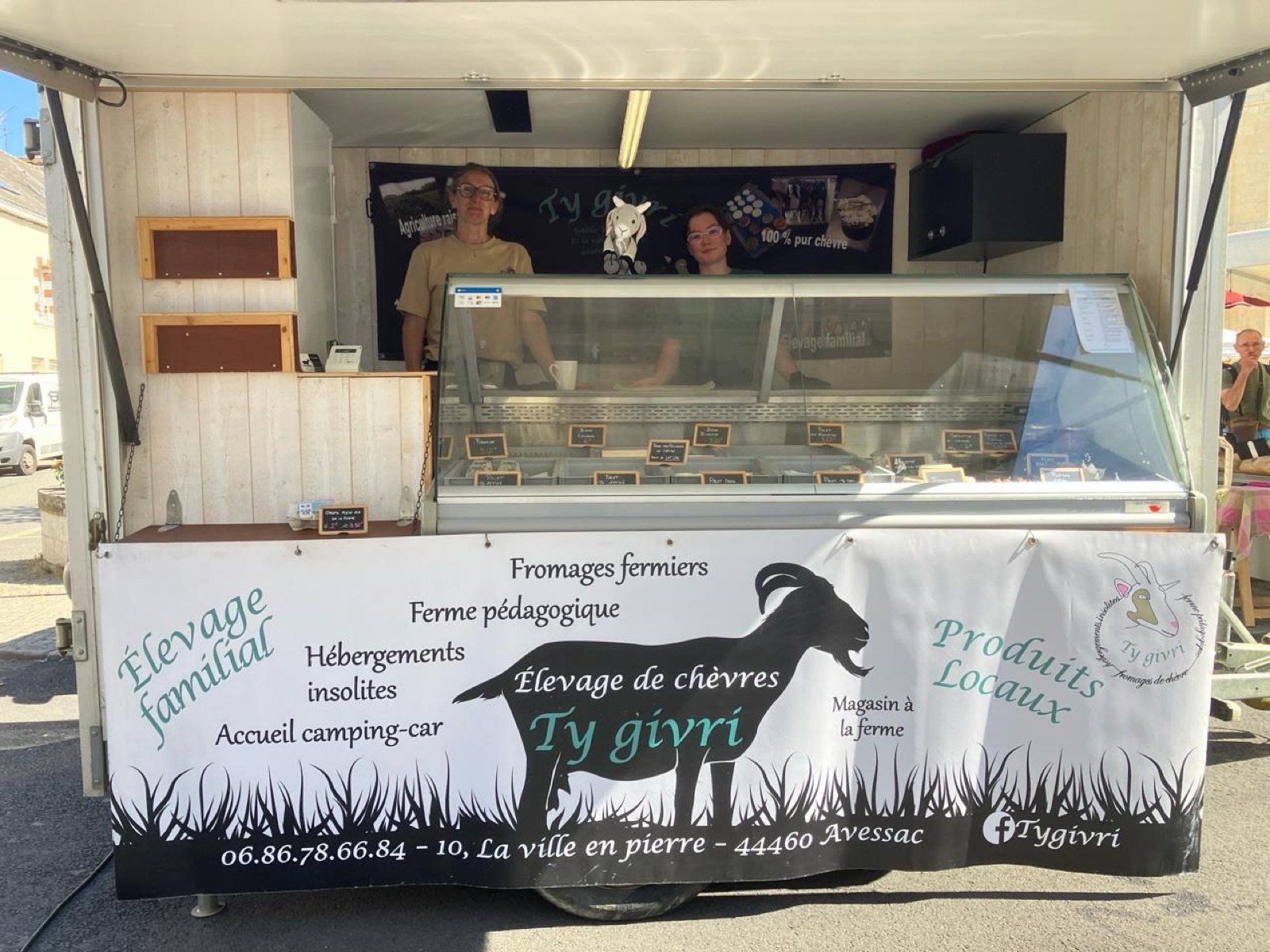 Producteurs et commerçants sur la place