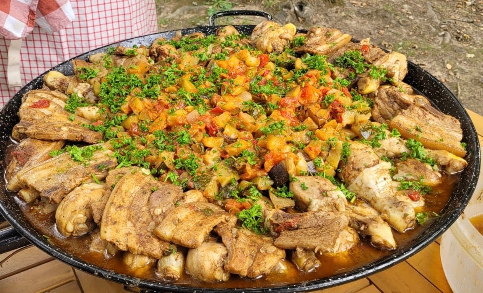 Repas maison servi à L'Arbre Émaillé