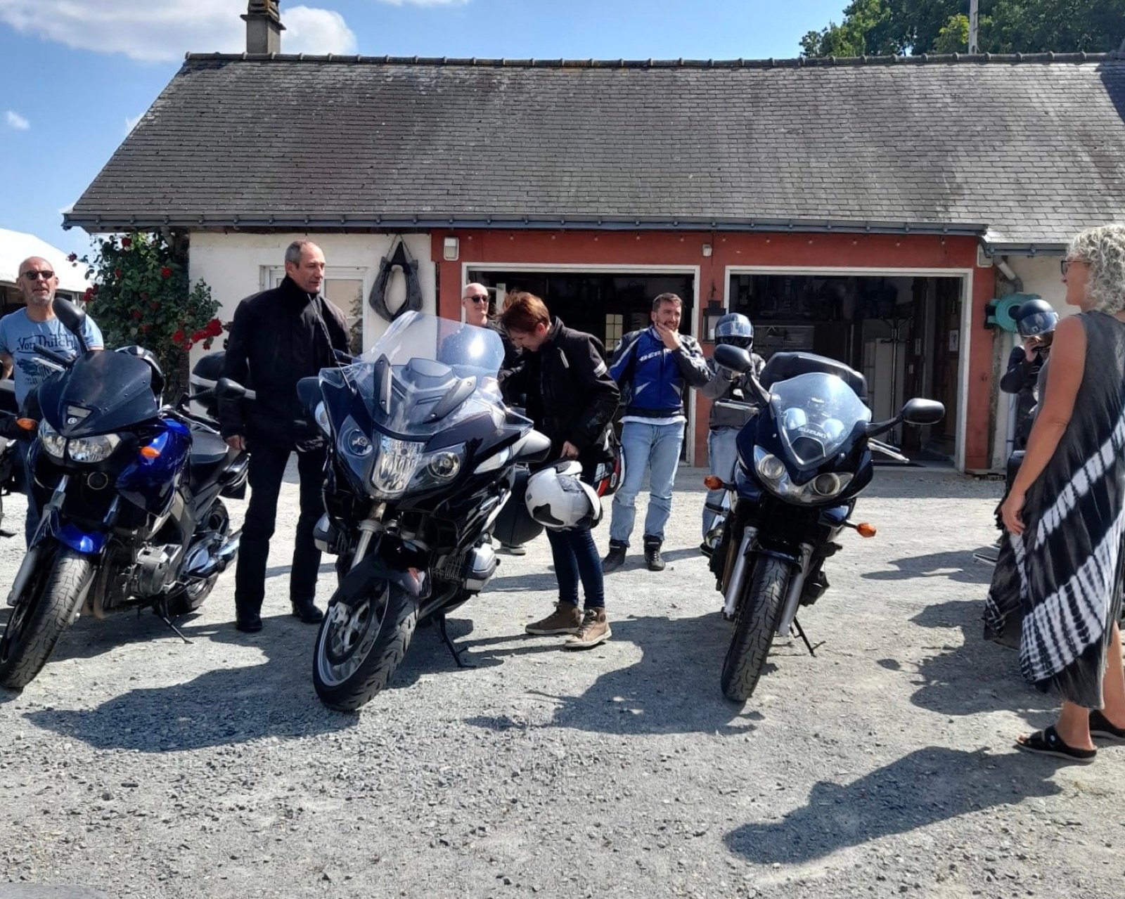 Motards à L'Arbre Émaillé, un vrai relais