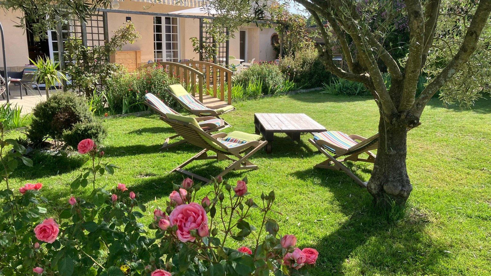 Le calme du jardin à L'Arbre Émaillé