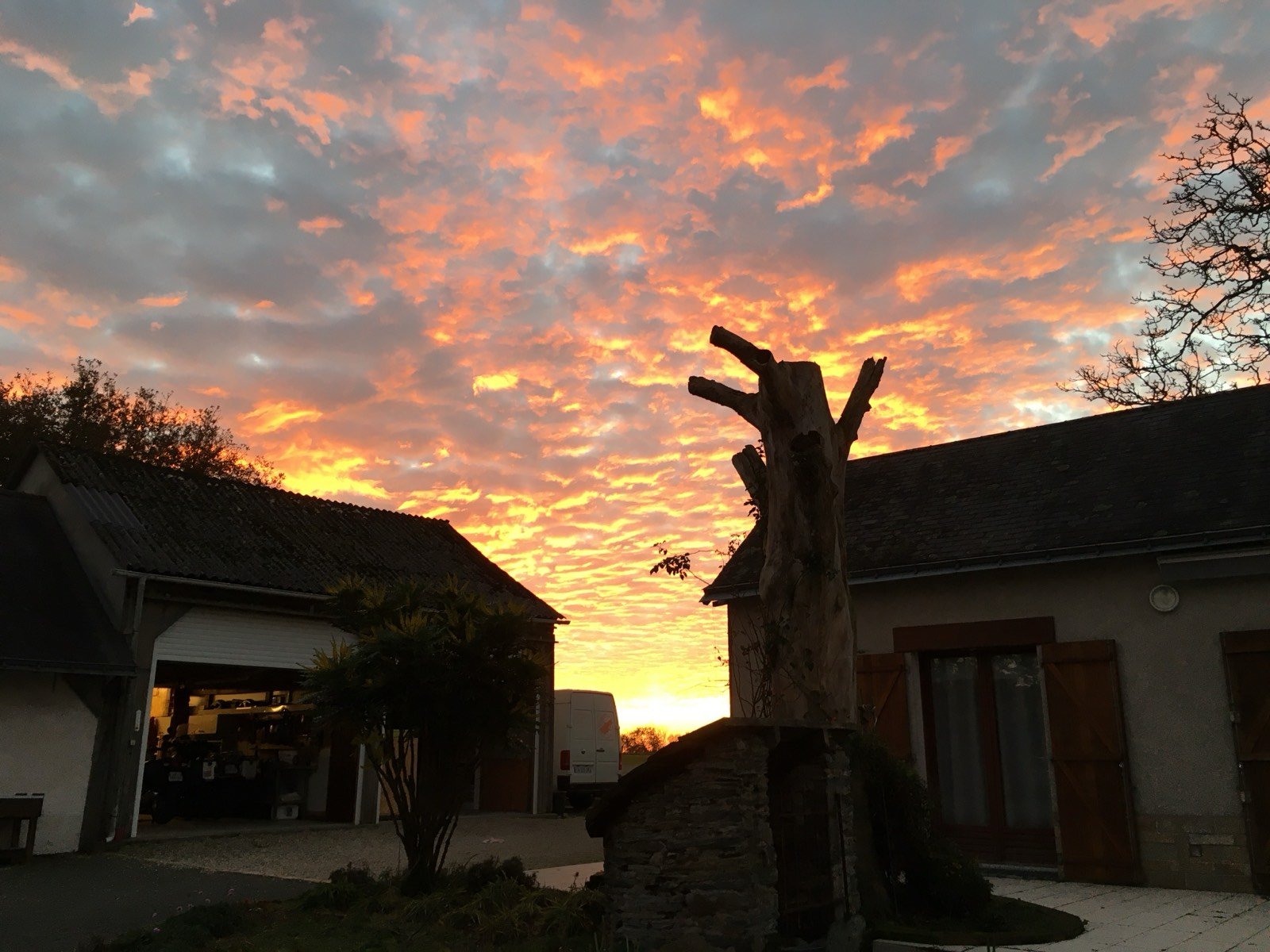Coucher de soleil sur le domaine — ambiance soirée