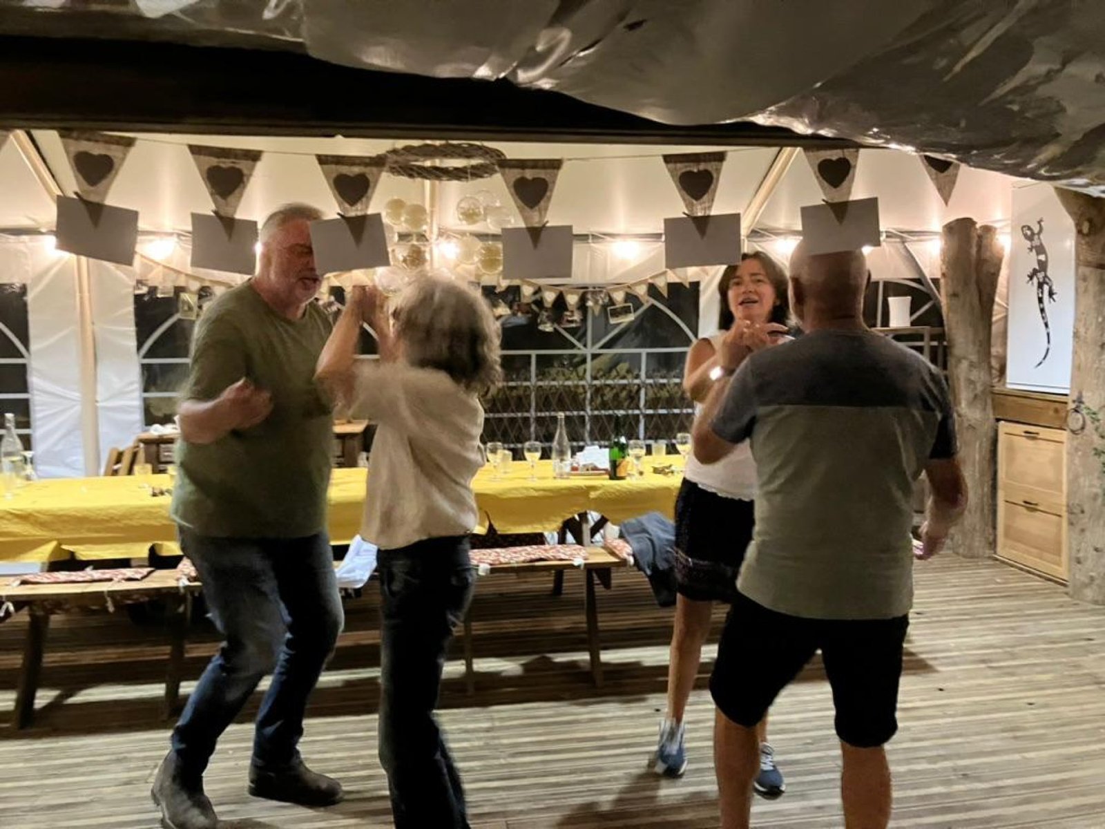 EVJF — danse dans la grande salle décorée de cœurs